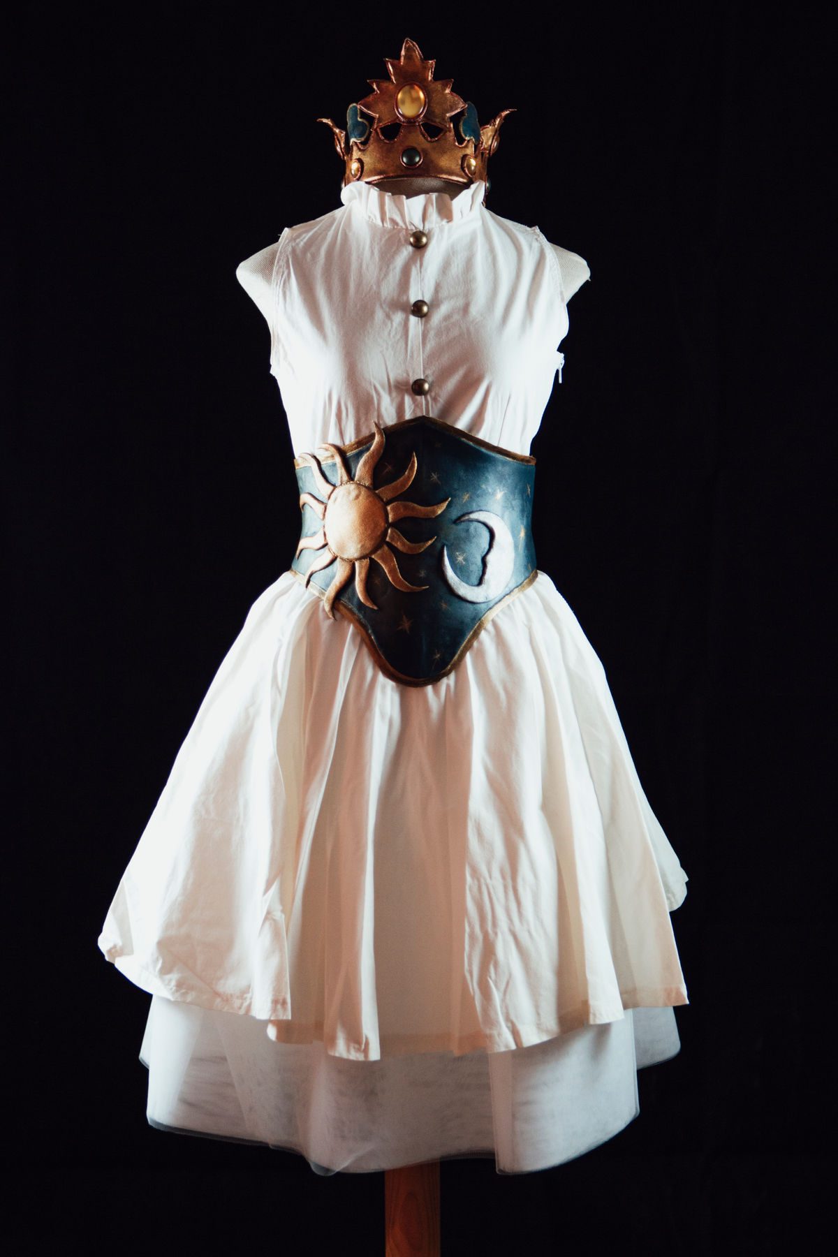 Vestit de l'Arcàngel amb la corona i la cuirassa celestial