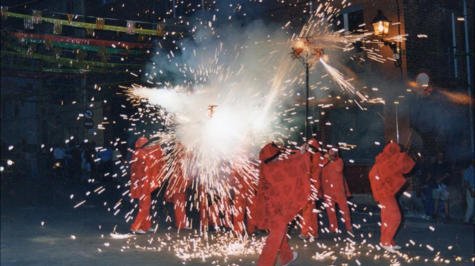 Diables sota una cascada d'espurnes en un correfoc