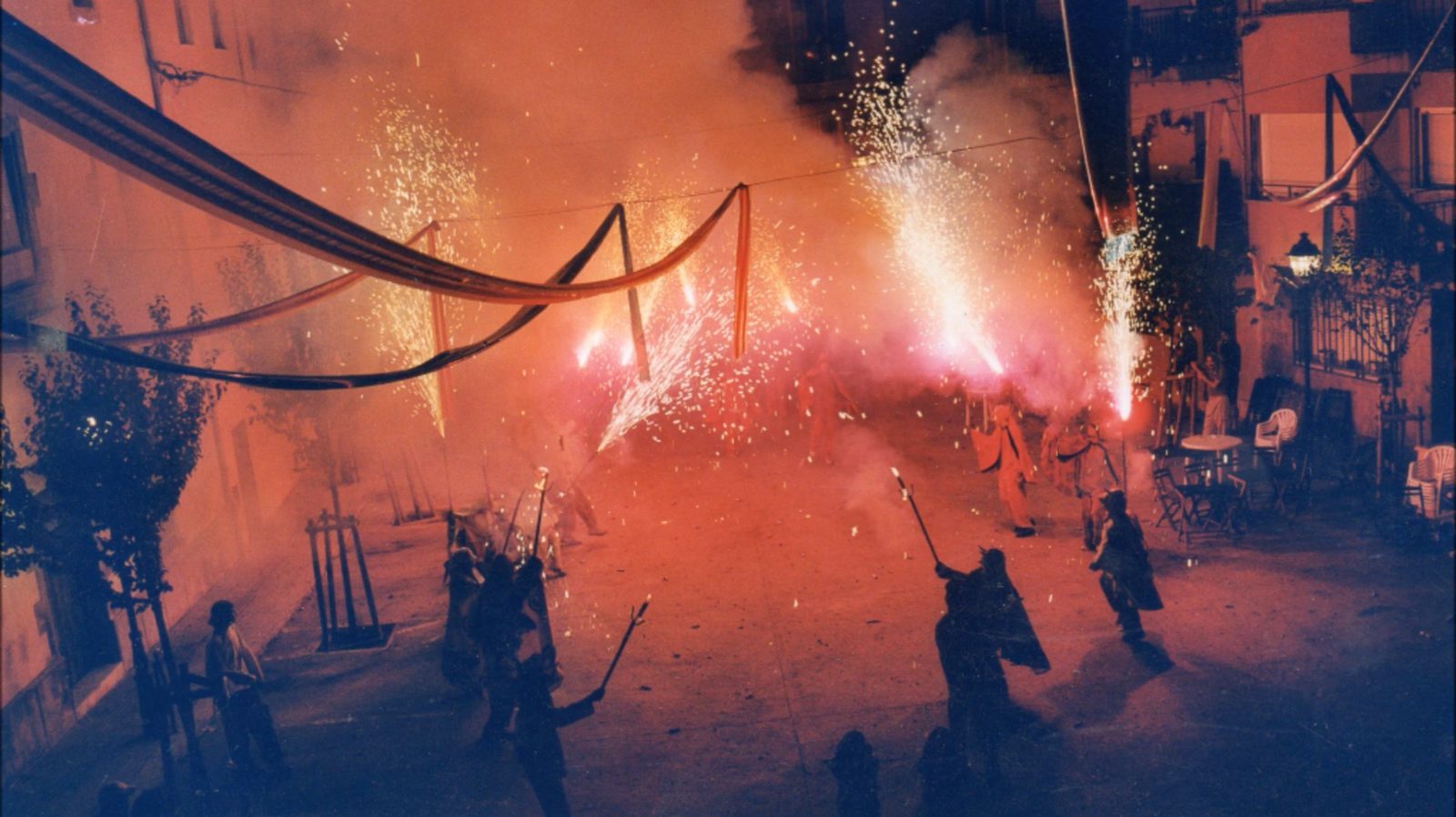 Cintes de foc sobre el correfoc nocturn