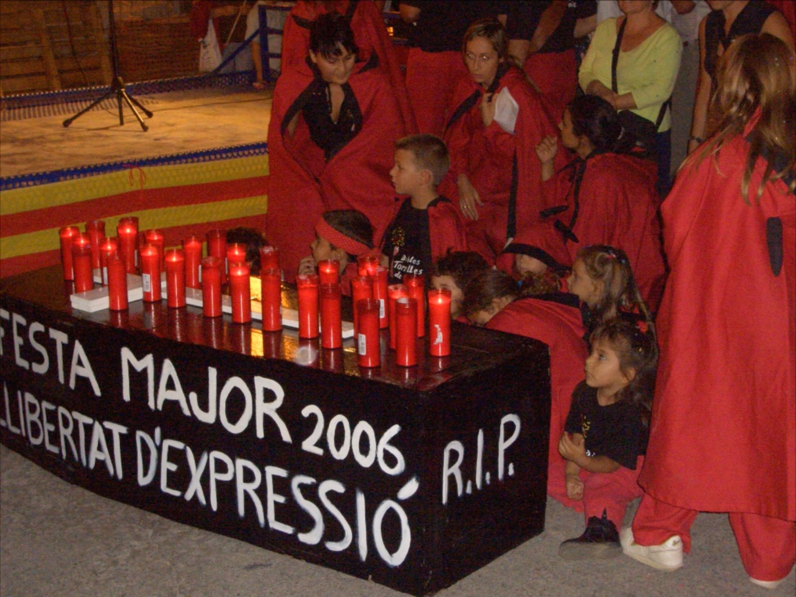 Ciris encesos sobre el taüt amb la inscripció «Festa Major 2006, llibertat d'expressió, RIP»