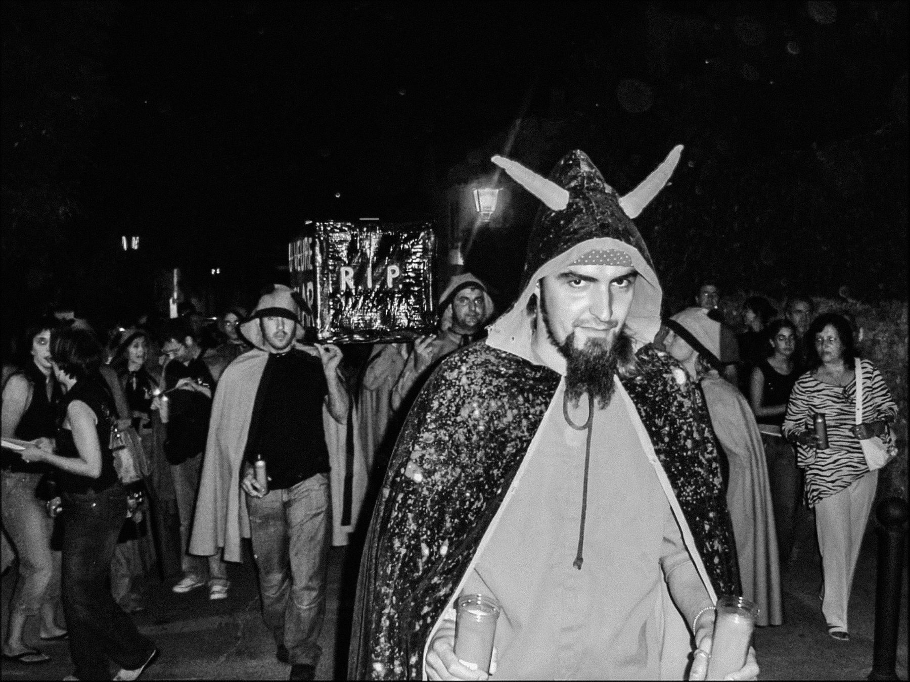 El dol pel foc prohibit, en blanc i negre