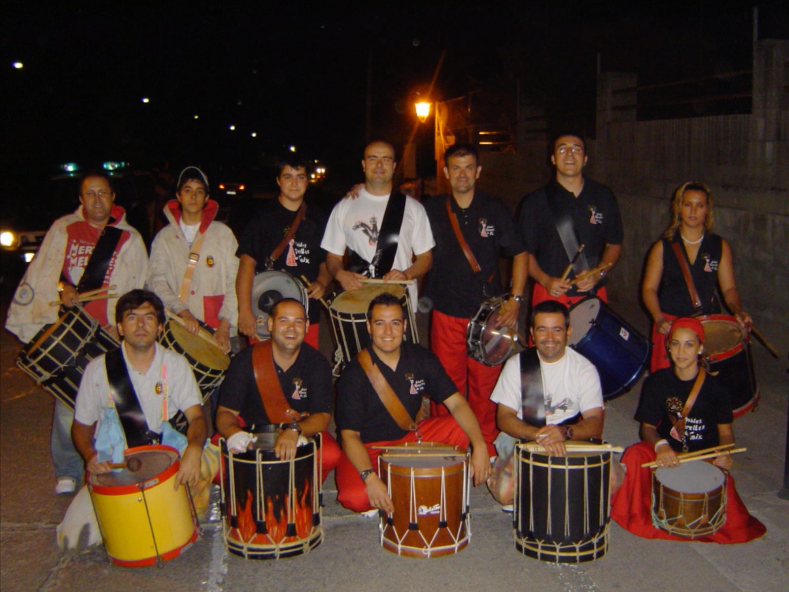 Els tabalers de la colla amb els tabals, retratats de nit abans d'una sortida