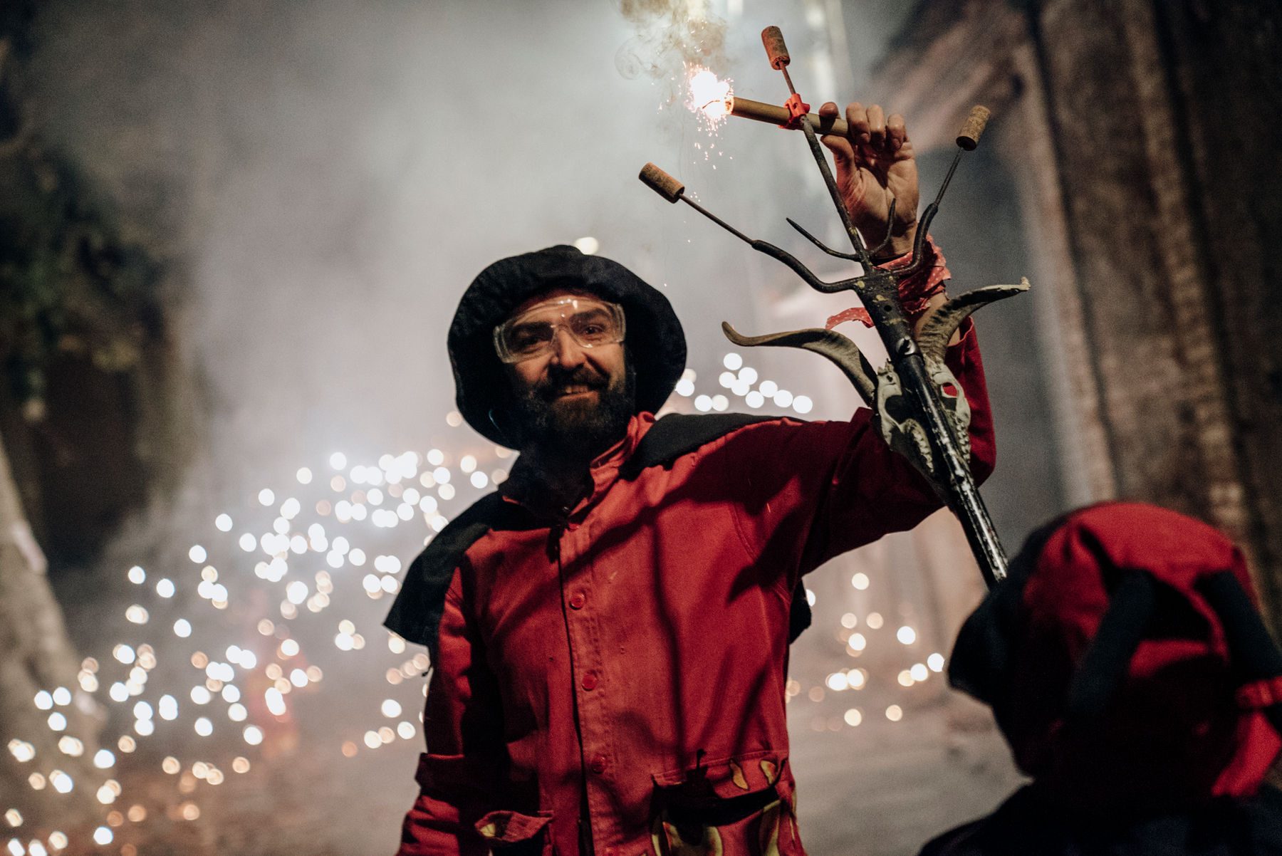 Llucifer amb la forca encesa enmig d'una pluja d'espurnes