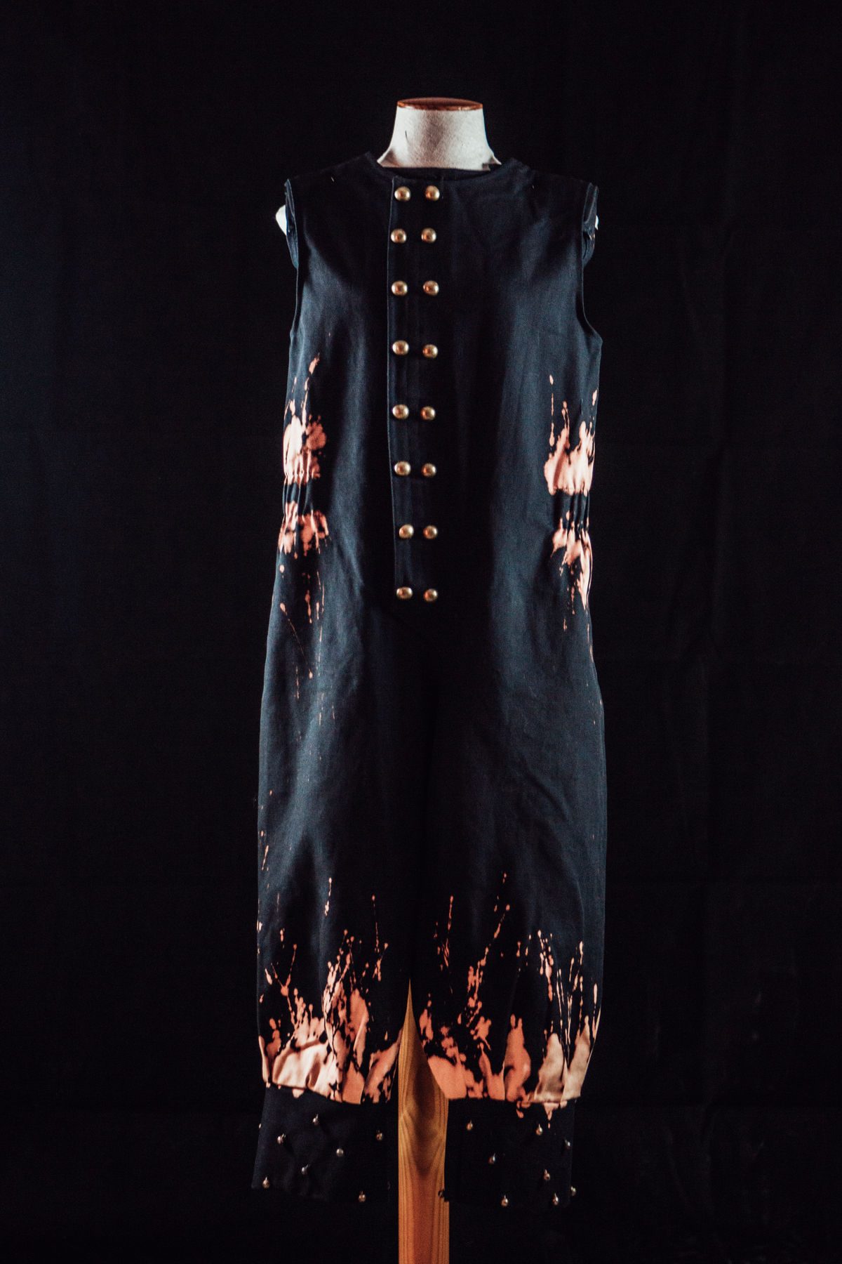 Vestit de Llucifer, vista alternativa de la sotana