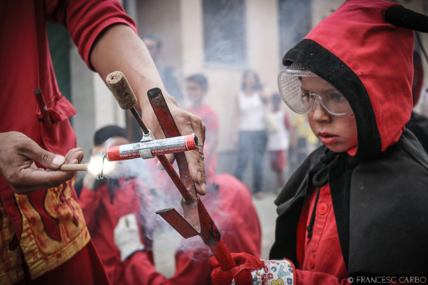 Mans expertes ajudant un diable jove a encendre la carretilla